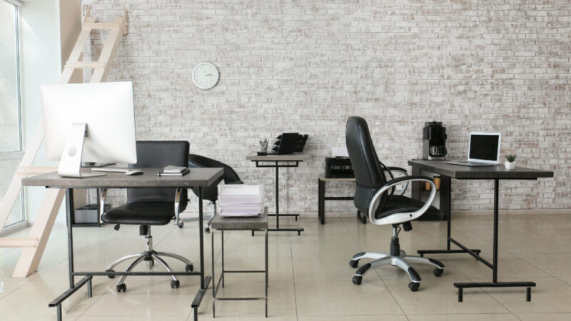 Kompletny przewodnik po wyposażeniu biura – Od akcesoriów po oprawę dokumentów