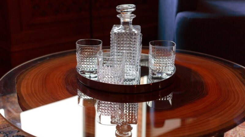 Karafki kryształowe: piękno i funkcjonalność w szkle