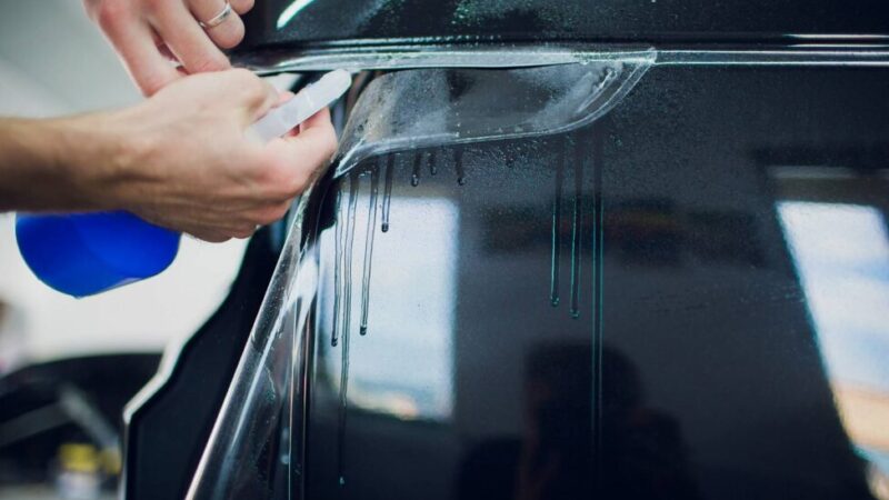 Oklejenie szyb – co wolno, a czego nie zgodnie z przepisami