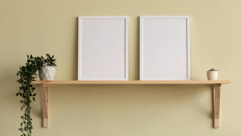 Co na ścianę w sypialni? Półki na dekoracje!