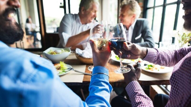 Jak zorganizować kolację biznesową pod Warszawą? Praktyczne wskazówki