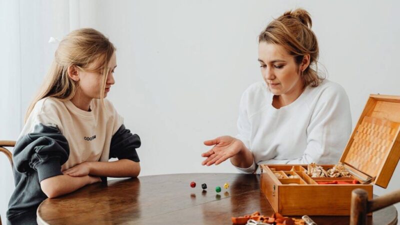 Pomysły na spędzenie wieczoru z nastolatkiem. Te gry i zabawy zbliżą Was do siebie